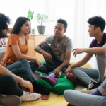 Jovens conversando abertamente sobre sexualidade