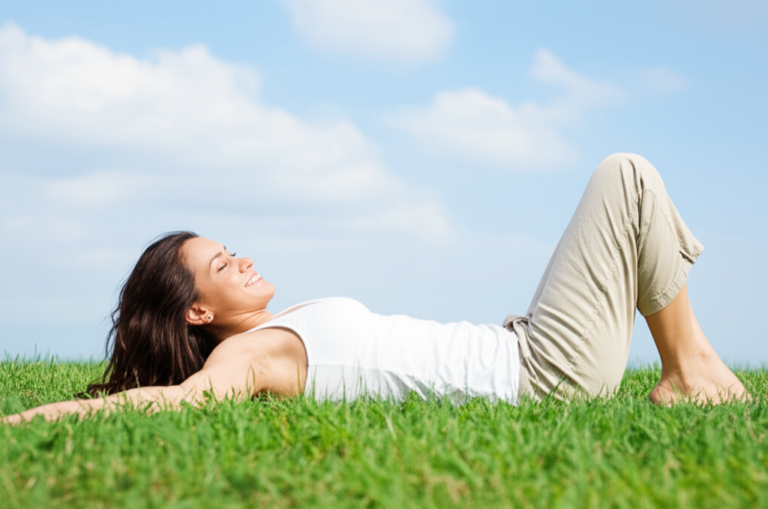 Mulher relaxada e confiante em seu corpo.