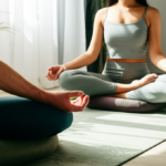 Casal praticando meditação mindfulness de mãos dadas