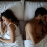 Casal distante sentado em sofás separados, expressando tristeza