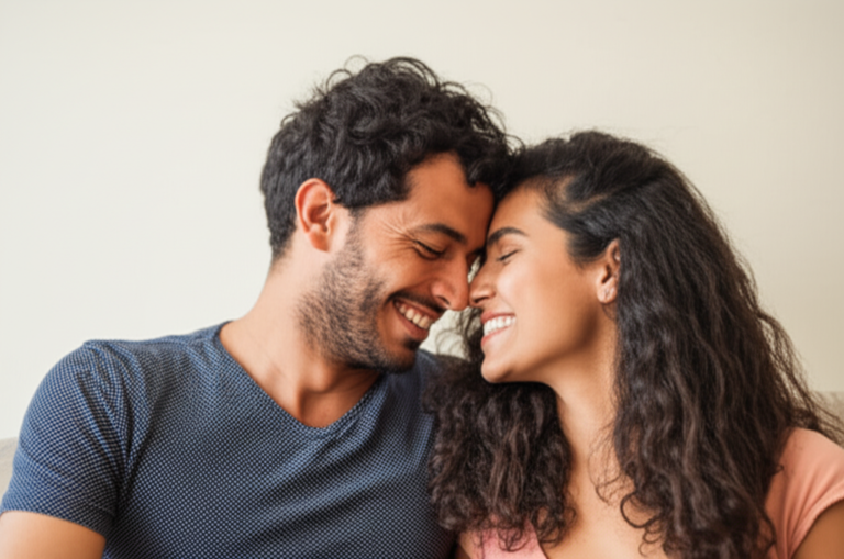 Conexão Real e Intimidade Casal sorrindo, desligados de celulares